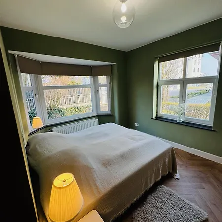 Two Bedroom 150m From The Lägenhet De Haan