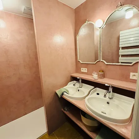 Two Bedroom 150m From The デ ハーン